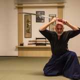 Terminato l�allenamento degli allievi, tocca al maestro darci una dimostrazione, questa volta utilizzando spade vere e proprie. Sistematosi sulle ginocchia...